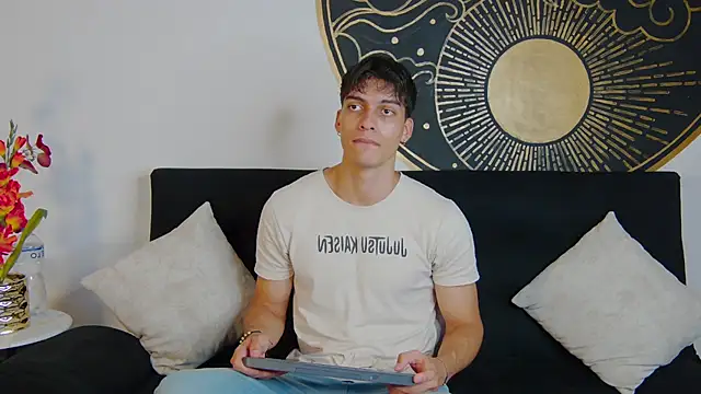 AlessioVitale online show from February 23, 7:44 pm