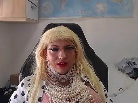 Snapshot of VanesaCrossic chatting on April 19, 7:51 am VanesaCrossic online show from April 19, 7:51 am