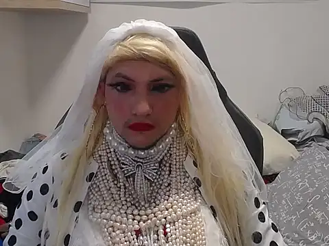 Snapshot of VanesaCrossic chatting on May 15, 10:00 am VanesaCrossic online show from May 15, 10:00 am