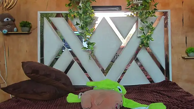 Leo Glow online show from March 9, 1:59 pm