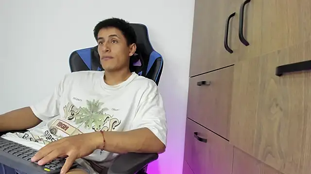 Snapshot of dorman_boy chatting on November 12, 3:40 am dorman boy online show from November 12, 3:40 am