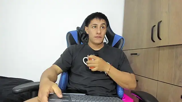 Snapshot of dorman_boy chatting on November 28, 3:53 am dorman boy online show from November 28, 3:53 am