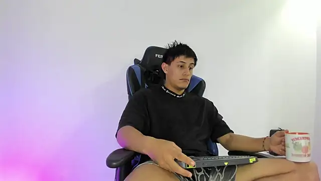 Snapshot of dorman_boy chatting on December 17, 4:40 am dorman boy online show from December 17, 4:40 am