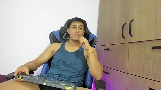 Snapshot of dorman_boy chatting on December 19, 2:40 am dorman boy online show from December 19, 2:40 am