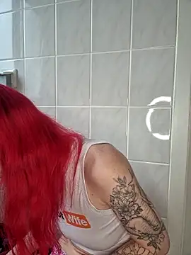 Snapshot of SkinnyGinny chatting on November 10, 9:08 am SkinnyGinny online show from November 10, 9:08 am