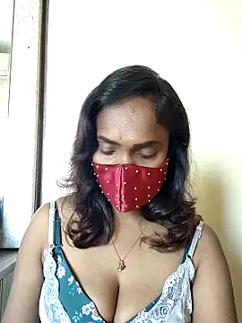 Snapshot of Queen-dhivya chatting on February 9, 3:21 am Queen-dhivya online show from February 9, 3:21 am