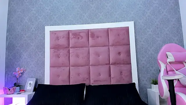 ailenaranda online show from November 22, 12:15 pm