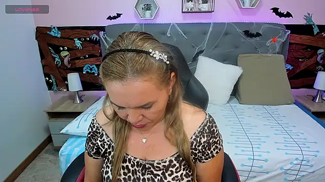 Snapshot of _sarah_lovely chatting on October 31, 3:13 pm  sarah lovely online show from October 31, 3:13 pm