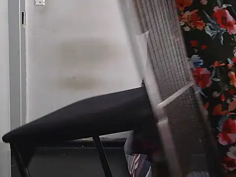 Snapshot of Bigpussyjuicylips chatting on November 6, 6:03 am Bigpussyjuicylips online show from November 6, 6:03 am