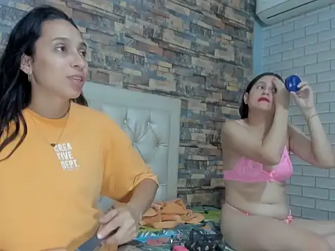 Snapshot of girlsmisrx chatting on November 28, 12:13 am girlsmisrx online show from November 28, 12:13 am