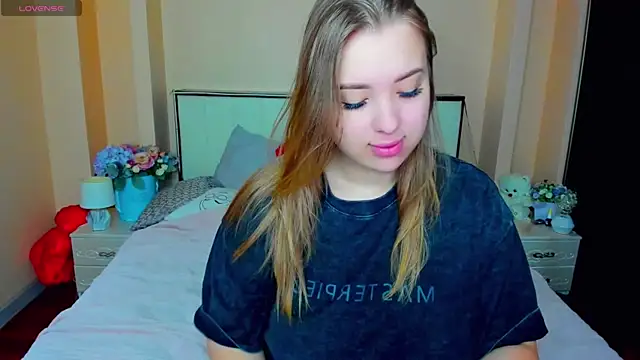 Snapshot of AlexissMmm chatting on November 8, 8:03 am AlexissMmm online show from November 8, 8:03 am