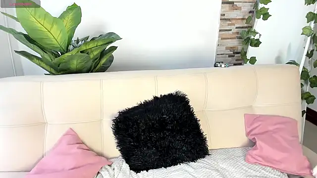 Evelyn R  online show from April 18, 9:26 pm