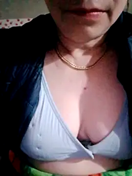 small-house123 online show from February 3, 10:04 pm