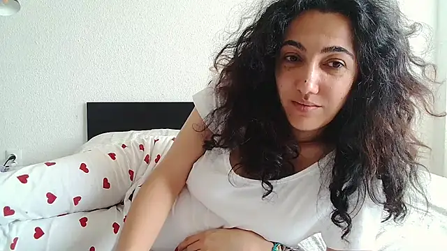 Snapshot of CharmingPearl chatting on November 25, 10:15 am CharmingPearl online show from November 25, 10:15 am