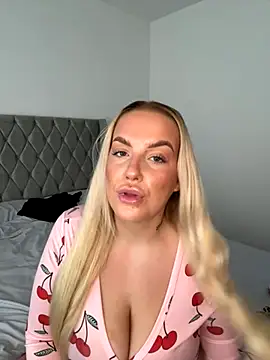 Snapshot of LeahLovexx chatting on November 3, 10:16 am LeahLovexx online show from November 3, 10:16 am