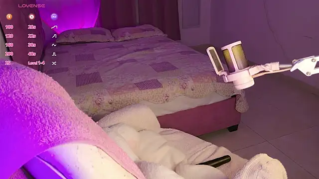 Snapshot of EmillieX chatting on November 8, 11:03 pm EmillieX online show from November 8, 11:03 pm