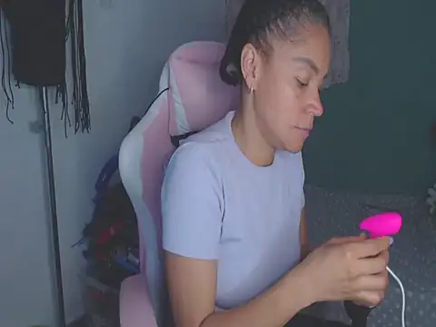 Snapshot of shayna_cute chatting on July 18, 2:49 am shayna cute online show from July 18, 2:49 am