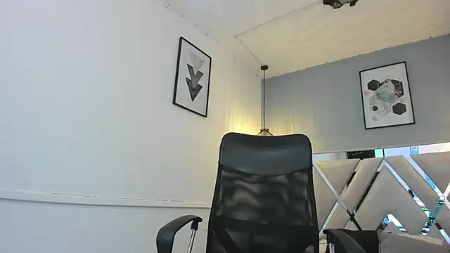 zoe-moreau online show from January 15, 8:12 pm