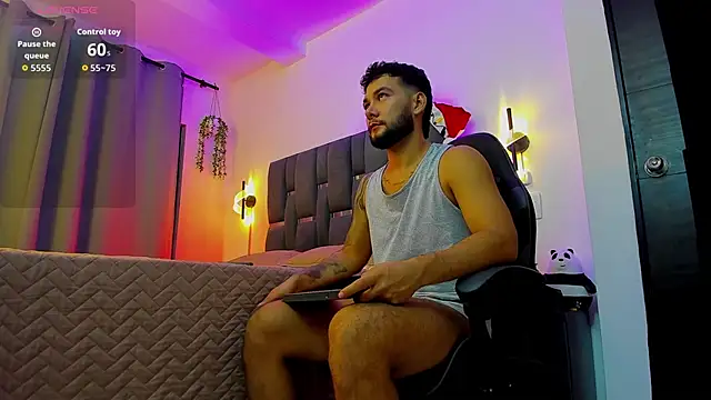 Snapshot of noah_corvelle chatting on December 16, 1:32 am noah corvelle online show from December 16, 1:32 am