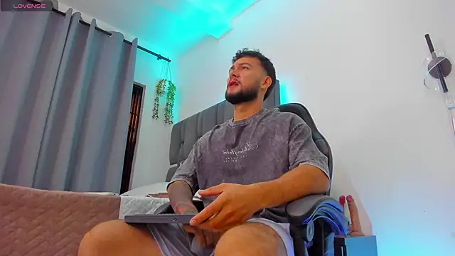 Snapshot of noah_corvelle chatting on February 3, 1:04 am noah corvelle online show from February 3, 1:04 am