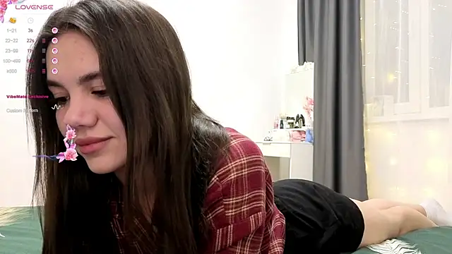 Snapshot of Priscillla_Cute chatting on February 24, 8:40 pm Priscillla Cute online show from February 24, 8:40 pm