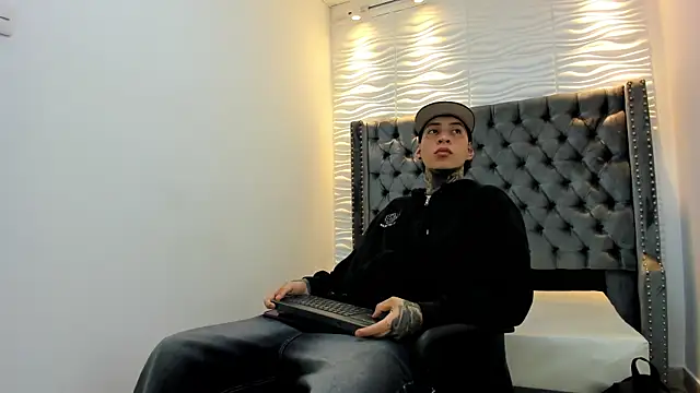 DANTE ARMSTRONG online show from December 19, 3:46 am