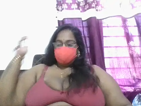 Snapshot of hootypriya chatting on March 10, 3:00 am hootypriya online show from March 10, 3:00 am