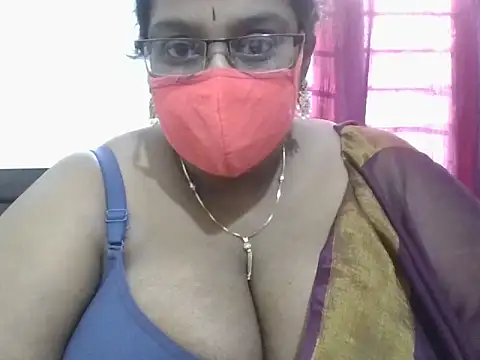 Snapshot of hootypriya chatting on March 12, 11:27 am hootypriya online show from March 12, 11:27 am