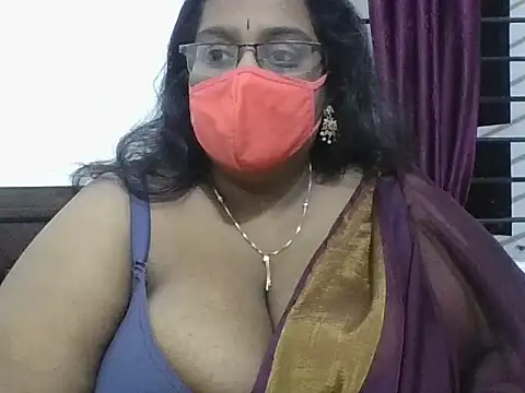 Snapshot of hootypriya chatting on March 12, 11:33 pm hootypriya online show from March 12, 11:33 pm