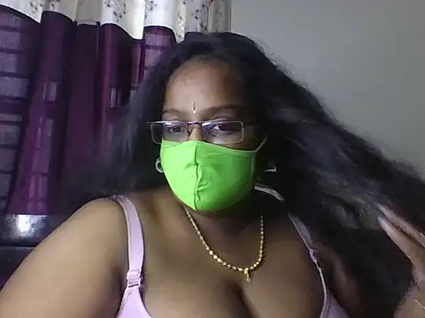 Snapshot of hootypriya chatting on May 9, 8:19 am hootypriya online show from May 9, 8:19 am