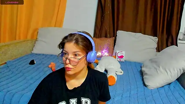 Snapshot of Eva_purrr_ chatting on November 18, 1:11 am Eva purrr online show from November 18, 1:11 am