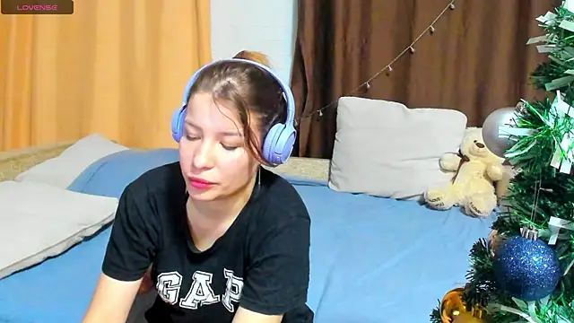 Snapshot of Eva_purrr_ chatting on December 18, 1:33 am Eva purrr online show from December 18, 1:33 am