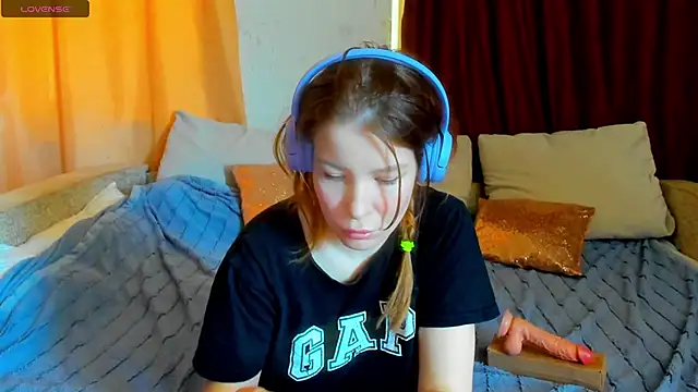 Eva purrr  online show from April 10, 8:19 am