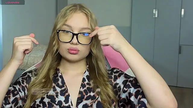 Snapshot of Lunar_Flare chatting on November 11, 6:35 am Lunar Flare online show from November 11, 6:35 am