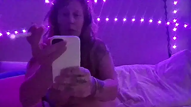 Snapshot of Redriddinghood8 chatting on November 16, 3:34 am Redriddinghood8 online show from November 16, 3:34 am