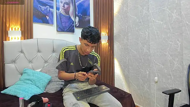 Elian Julian online show from November 15, 11:43 pm