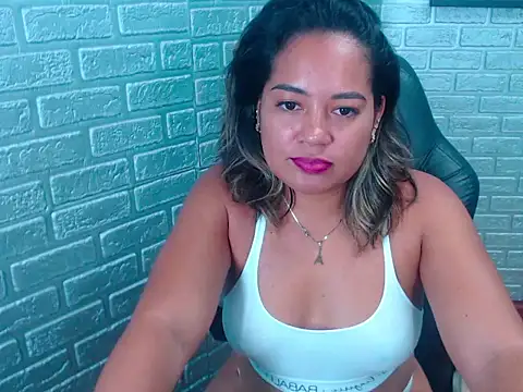 Bella Summers  online show from November 5, 3:45 pm