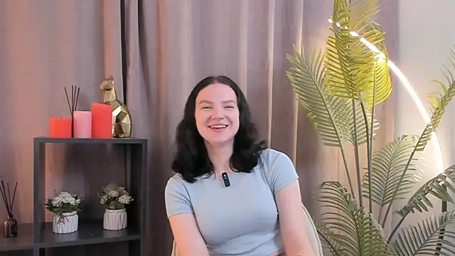 Snapshot of LatinaHuguenin chatting on November 5, 5:35 pm LatinaHuguenin online show from November 5, 5:35 pm