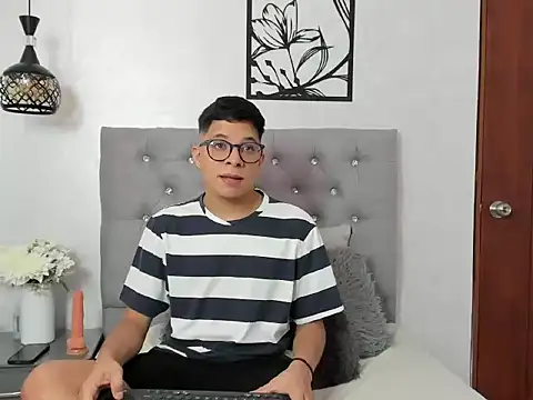 LucaDave 1 online show from November 11, 6:19 pm