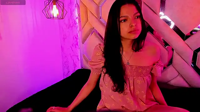 Snapshot of Yanna_pink chatting on November 7, 8:31 pm Yanna pink online show from November 7, 8:31 pm