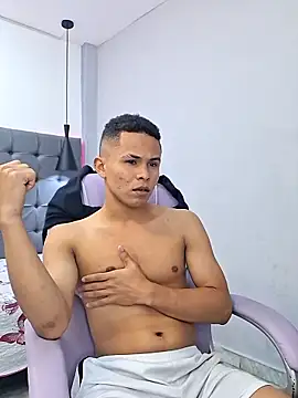 Snapshot of Liams18 chatting on November 14, 1:04 am Liams18 online show from November 14, 1:04 am