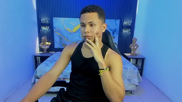 Snapshot of Liams18 chatting on April 5, 1:25 am Liams18 online show from April 5, 1:25 am