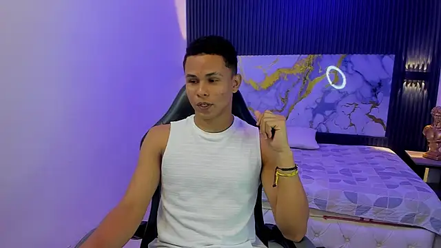 Snapshot of Liams18 chatting on April 6, 2:42 am Liams18 online show from April 6, 2:42 am