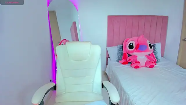 Janettcruz online show from February 9, 8:24 pm