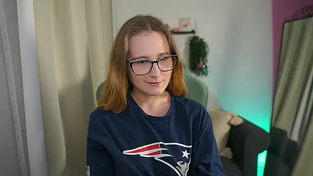 Snapshot of glossy_babe_ chatting on February 8, 9:13 am glossy babe online show from February 8, 9:13 am