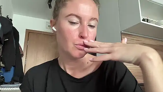 Snapshot of Ameli8 chatting on November 9, 10:57 am Ameli8 online show from November 9, 10:57 am