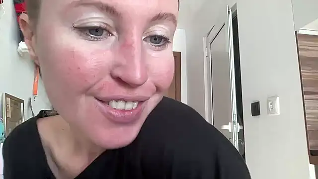 Snapshot of Ameli8 chatting on December 16, 9:47 am Ameli8 online show from December 16, 9:47 am