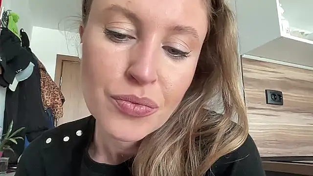 Snapshot of Ameli8 chatting on December 17, 11:16 am Ameli8 online show from December 17, 11:16 am