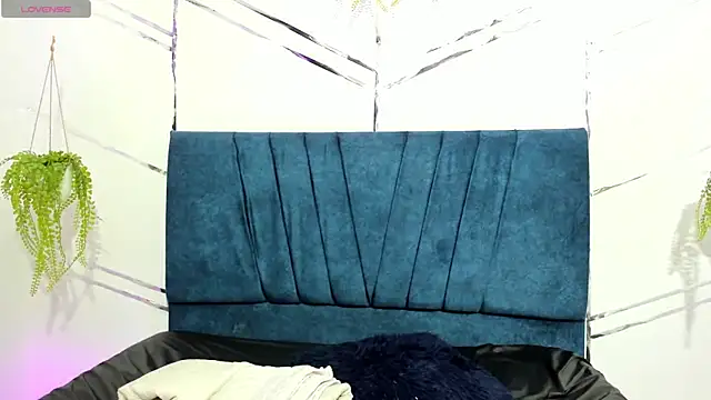 Paris Evans  online show from January 12, 9:20 pm