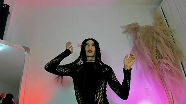 Dominique Rae online show from November 21, 2:38 pm